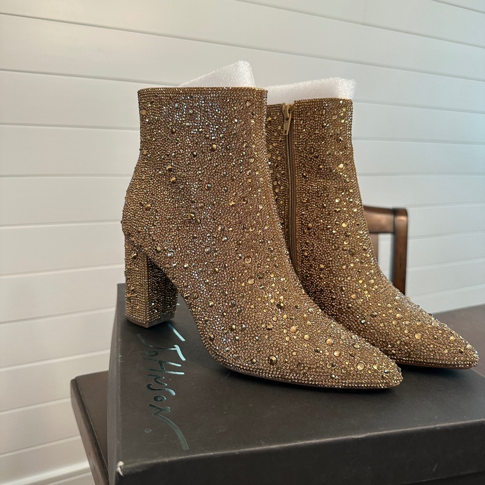 Betsey Johnson Cady Gold Size 8 New Never Worn
